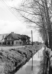 841046 Gezicht op de Schalkwijksche Wetering te Schalkwijk (gemeente Houten), met links de boerderij Provincialeweg 57.